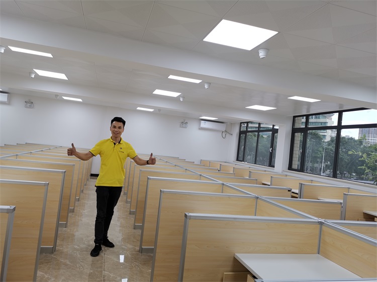 廣州仲愷農業(yè)學院多媒體升降屏風桌教室